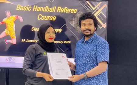 ފުވައްމުލަކުގައި ކުރިއަށް ގެންދިޔަ ބެއިސިކް ހޭންޑްބޯޅަ ރެފްރީ ކޯސް ނިމި ބައިވެރިންނަށް ހަނދާނީ ލިޔުން ދީފި