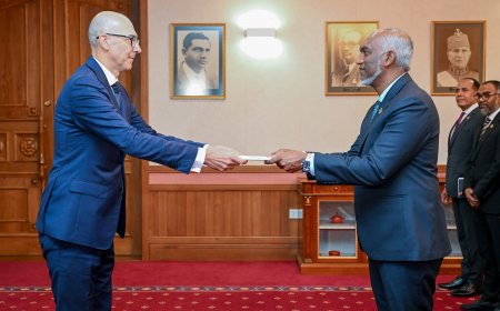 އިޓަލީގެ އައު ސަފީރު، އެމަނިކުފާނުގެ ސަފީރުކަމުގެ ފަތްކޮޅު ރައީސުލްޖުމްހޫރިއްޔާއަށް އަރުވައިފި