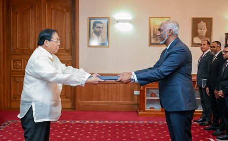 ފިލިޕީންސްގެ އައު ސަފީރު، އެމަނިކުފާނުގެ ސަފީރުކަމުގެ ފަތްކޮޅު ރައީސުލްޖުމްހޫރިއްޔާއަށް އަރުވައިފި