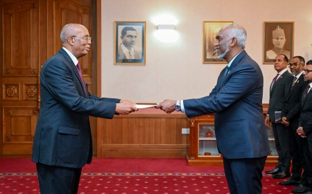 އެރިޓްރިއާގެ އައު ސަފީރު، އެމަނިކުފާނުގެ ސަފީރުކަމުގެ ފަތްކޮޅު ރައީސުލްޖުމްހޫރިއްޔާއަށް އަރުވައިފި