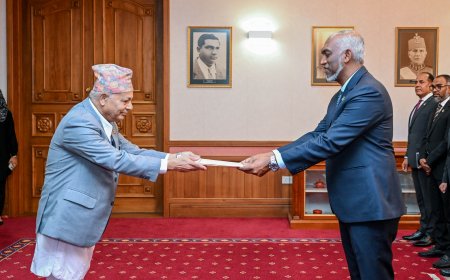 ނޭޕާލުގެ އައު ސަފީރު، އެމަނިކުފާނުގެ ސަފީރުކަމުގެ ފަތްކޮޅު ރައީސުލްޖުމްހޫރިއްޔާއަށް އަރުވައިފި