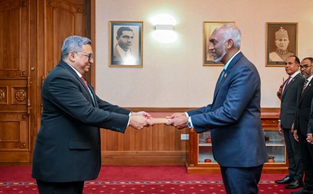 ސްރީލަންކާގެ އައު ސަފީރު، އެމަނިކުފާނުގެ ސަފީރުކަމުގެ ފަތްކޮޅު ރައީސުލްޖުމްހޫރިއްޔާއަށް އަރުވައިފި