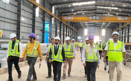 މިނިސްޓަރ މުއްތަލިބު މުމްބާއީގެ ކަނޑު އަޑީގެ ޓަނަލް އަށް