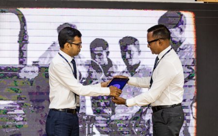 ސްޓެލްކޯގެ ފުރަތަމަ ސްލޯގަން އަކަށް "ތަރައްޤީގެ ބައިވެރިޔާ"