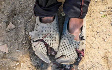 ދަރިންގެ ހެދުމާއި ބޫޓް ހަލާކުވެ, ފިނިމޫސުން އަންނަ އިރު ޣައްޒާގެ މައިންބަފައިގެ ހިތްހަލާކުވެފައި