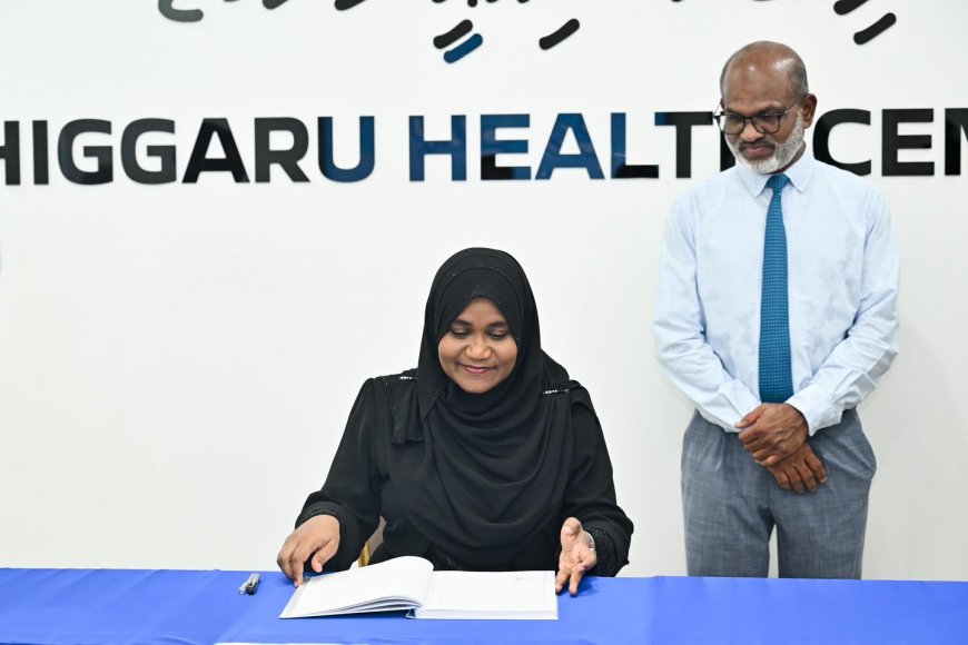 މެޑަމް ސާޖިދާ ވަނީ ކްލިނިކް ބައްލަވާލެއްވުމަށްފހު އެ މަރުކަޒުގެ އިއްޒަތްތެރިން ސޮއިކުރައްވާ ފޮތުގައި ސޮއި ކުރައްވާފައެވެ. 