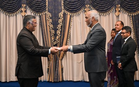 އިންޑިޔާގެ އާ ސަފީރު ރައީސުލްޖުމްހޫރިއްޔާ އަށް ފަތްކޮޅު އަރުވައިފި