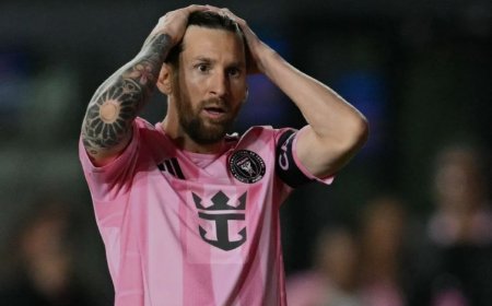 އިދިކޮޅު ޓީމުގެ ކޯޗުގެ ކަރުގައި ހިފުމުން މެސީ ޖޫރިމަނާކޮށްފި