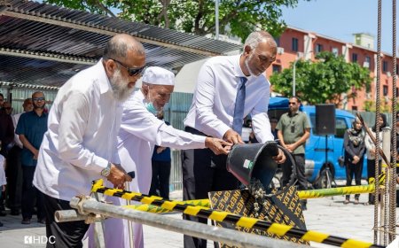އަމިއްލަ ފަރާތެއްގެ އެހީގައި ހުޅުމާލޭގައި ބިނާ ކުރާ މިސްކިތެއްގެ ބިންގާ ރައީސުލްޖުމްހޫރިއްޔާ އަޅުއްވައިދެއްވައިފި