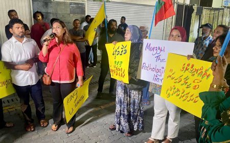 އެމްޑީޕީގެ މުޒާހަރާގައި ރައީސްގެ ދަރިކަލުންނަށް ފުރައްސާރަކުރުމުން ފާޑުކިއުން ބޮޑުވެ, ހޫނުފެނަށް!