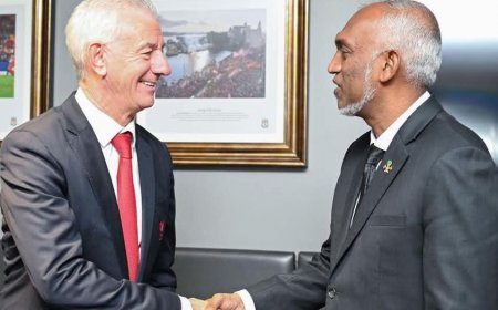 ރައީސް ޑރ. މުއިއްޒު ލިވަޕޫލްގެ އެންމެކާމިޔާބު އެއް ކުޅުންތެރިޔާ, ކޯޗު އަދި އެންމެގިނަ ގޯލްޖެހި ކުޅުންތެރިޔާއާ ބައްދަލުކޮށްފި