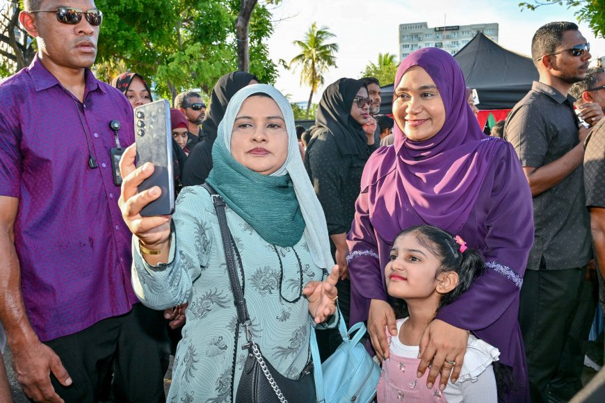 އެންމެ ޗާލު އިޙްސާސަކީ މަންމަގެ ފިރުމައިލުމާއި ބޮސްދިނުން – މެޑަމް ސާޖިދާ