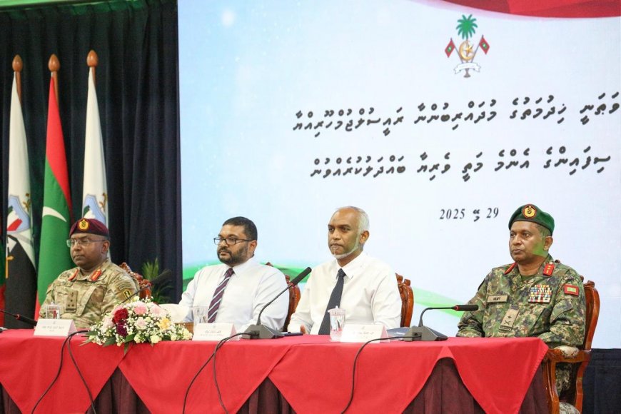 ރައީސް މުޢިއްޒު ދިވެހި ވަޠަނީ ޚިދުމަތުގެ މުދައްރިބުންނާ ބައްދަލުކުރައްވައިފި