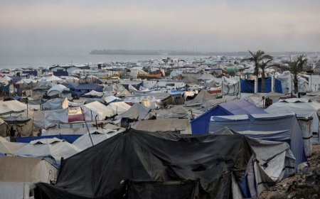 އެއަރޑްރޮޕް ކުރާ އެހީގެ ޕައިލްތައް ޓެންޓުތަކުގެ މައްޗަށް, 11 މީހަކު ޒަހަމްވެއްޖެ