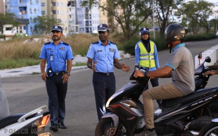 ބާރު ސްޕީޑްގައި ނުރައްކާތެރިކޮށް ދުއްވި ކާރެއް ހުއްޓަން އެންގުމުން ފުލުހުންގެ ސައިކަލްގައި ޖައްސައިފި