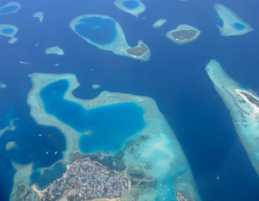 ބިދޭސީން ދަތުރުކުރި ޑިންގީއެއް ބަންޑުން ޖަހާލައިގެން ފުލުހުން ހަރަކާތްތެރިވަނީ