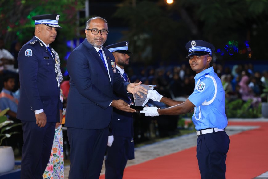 ރައްޔިތުން ބަލައިގަންނަ ގޮތުގައި ފުލުހުންގެ ޚިދުމަތް ދިނުމަކީ ކޮންމެހެން ކުރަންޖެހޭ ކަމެއް- މިނިސްޓަރ އިހުސާން
