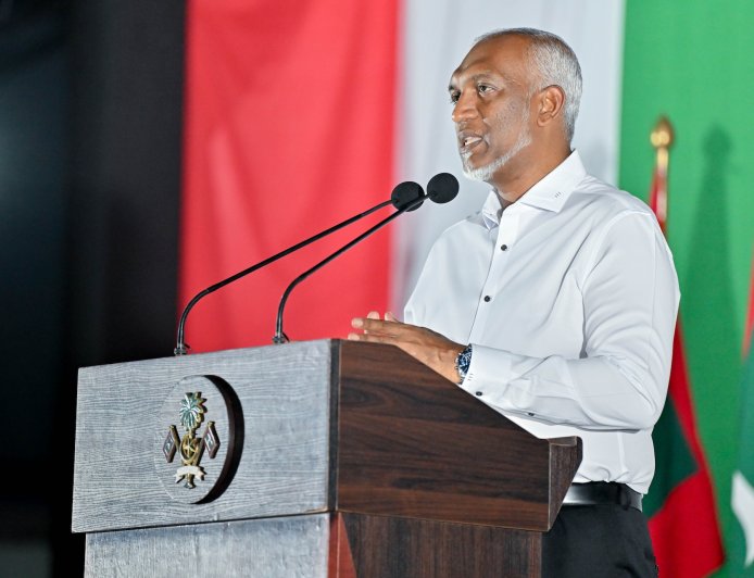 ރައީސް ނޫސްވެރިނާއި މާދަމާ ބައްދަލުކުރައްވަނީ