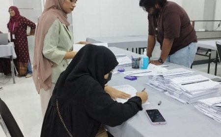 އިންތިޚާބުތަކުގެ ވޯޓާސް ލިސްޓުގައި ކެންޑިޑޭޓުން ސޮއިކުރަން ފަށައިފި