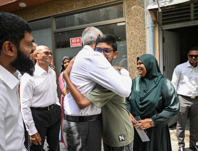 ގަލޮޅު ދެކުނުގެ "ދޮރުން ދޮރަށް" ހަރަކާތުން ރައީސްއަށް ހޫނު މަރުޙަބާއެއް