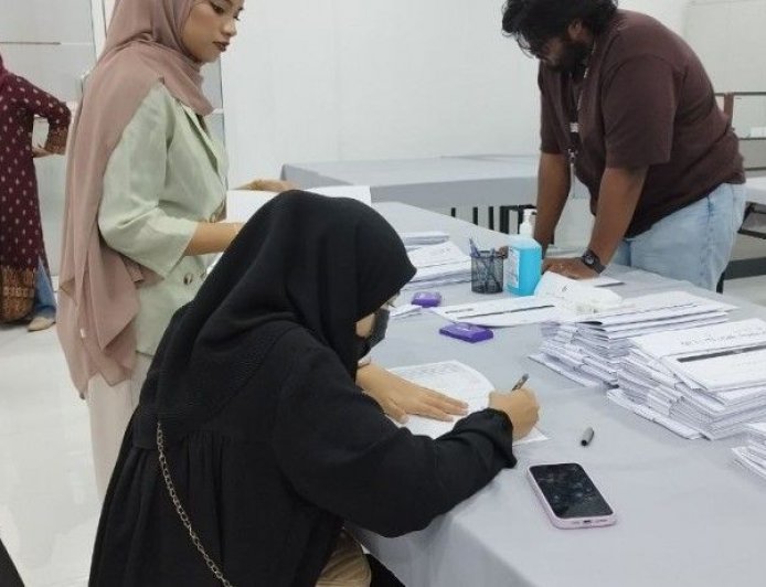 އިންތިޚާބުތަކުގެ ވޯޓާސް ލިސްޓުގައި ކެންޑިޑޭޓުން ސޮއިކުރަން ފަށައިފި