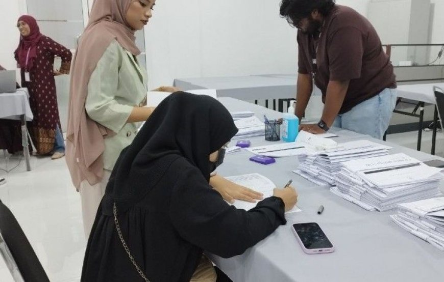 އިންތިޚާބުތަކުގެ ވޯޓާސް ލިސްޓުގައި ކެންޑިޑޭޓުން ސޮއިކުރަން ފަށައިފި