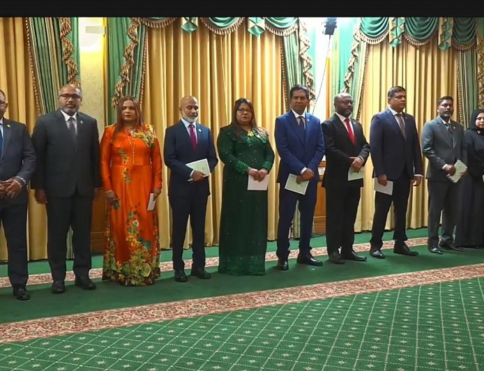 ކެބިނެޓަށް ބޮޑެތި ބަދަލުތަކެއް ގެނެސް، ވަޒީރުން މިރޭ ހުވާކުރައްވައިފި