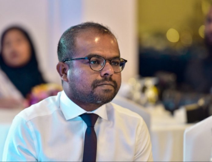 އަދަދު ނޫހުގެ ސީއީއޯ ފިޔާޒުގެ ޕާސްޕޯޓު ހިފަހައްޓައިފި