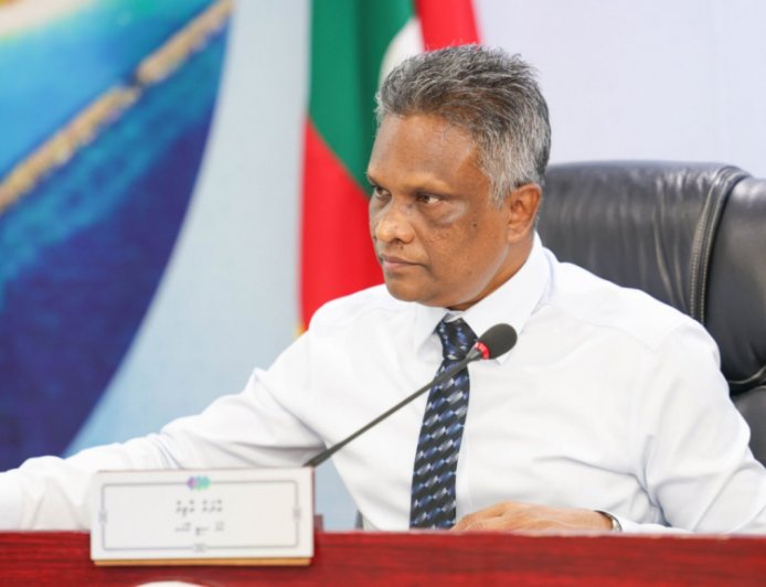 މޭޔަރު އާޒިމަށް ހަމަލާދިން މައްސަލާގައި މީހަކު ހައްޔަރުކޮށް 15 ދުވަހަށް ބަންދުކޮށްފި