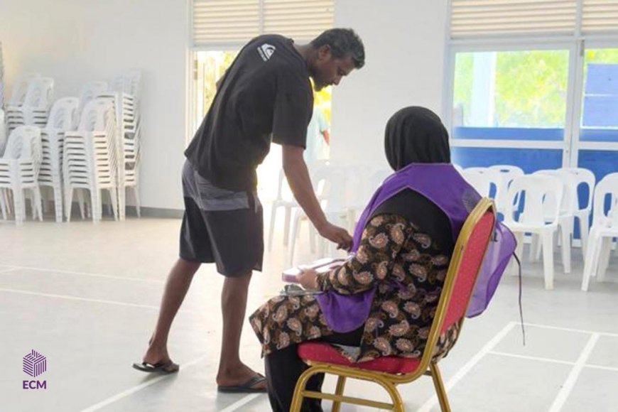 އިންތިޚާބުގެ ދެވަނަ ބުރުގެ ވޯޓުލުން ފެށިގެން ކުރިއަށް: ފުރަތަމަ ދެ ގަޑިއިރު ތެރޭ 20 އިންސައްތައަށްވުރެ ގިނަ މީހުން ވޯޓުލައިފި