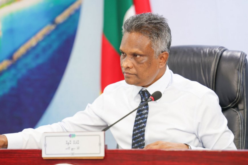 މޭޔަރު އާޒިމަށް ހަމަލާދިން މައްސަލާގައި މީހަކު ހައްޔަރުކޮށް 15 ދުވަހަށް ބަންދުކޮށްފި