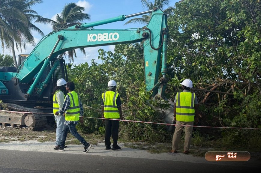 އައްޑޫ ލިންކް ރޯޑް ތަރައްޤީކުރުމުގެ އަމަލީ މަސައްކަތަށް ބޭނުންވާ ސާމާނު އައްޑޫއަށް ގެންގޮސްފި