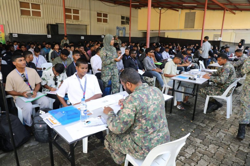 ދިވެހި ވަޠަނީ ޚިދުމަތުގެ ޙަރަކާތް ދެމެހެއްޓެނިވި ގޮތެއްގައި ކުރިއަށް ގެންދިއުމަކީ، ޒުވާނުން ބިނާކުރުމާ ގުޅޭ ސަރުކާރުގެ އެންމެ މުހިންމު އެއް ސިޔާސަތު: ރައީސް