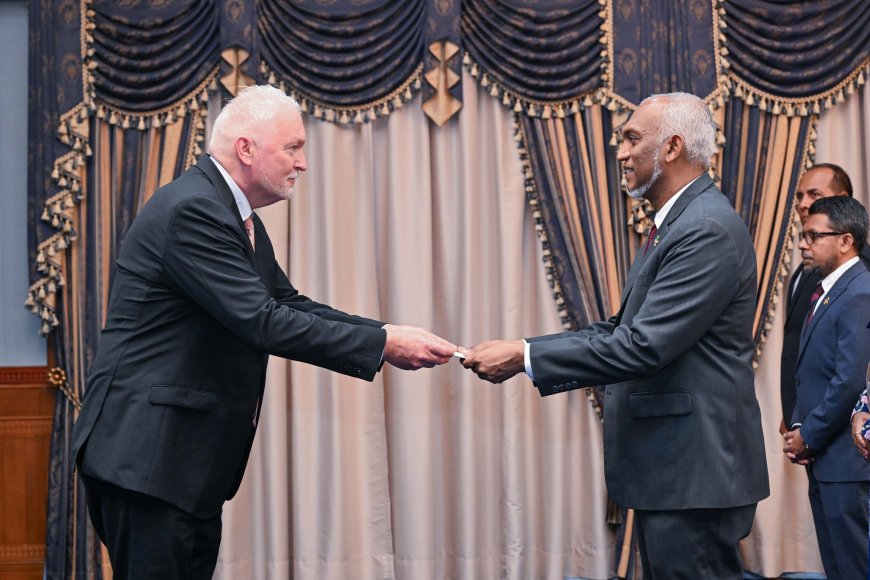 ކިންގްޑަމް އޮފް ނެދަރލެންޑްސްގެ އައު ސަފީރު އެމަނިކުފާނުގެ ސަފީރުކަމުގެ ފަތްކޮޅު ރައީސްއަށް އަރުވައިފި