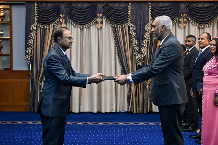 ފީޖީގެ އައު ހައި ކޮމިޝަނަރ، އެމަނިކުފާނުގެ ސަފީރުކަމުގެ ފަތްކޮޅު ރައީސުލްޖުމްހޫރިއްޔާއަށް އަރުވައިފި