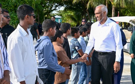 ޤައުމީ ދުވަހުގެ ރަސްމީ ހަރަކާތްތަކުގައި ބައިވެރިވެވަޑައިގަތުމަށް އުތީމަށް ކުރެއްވި ދަތުރުފުޅު ރައީސުލްޖުމްހޫރިއްޔާގެ ދެކަނބަލުން ނިންމަވާލައްވައިފި