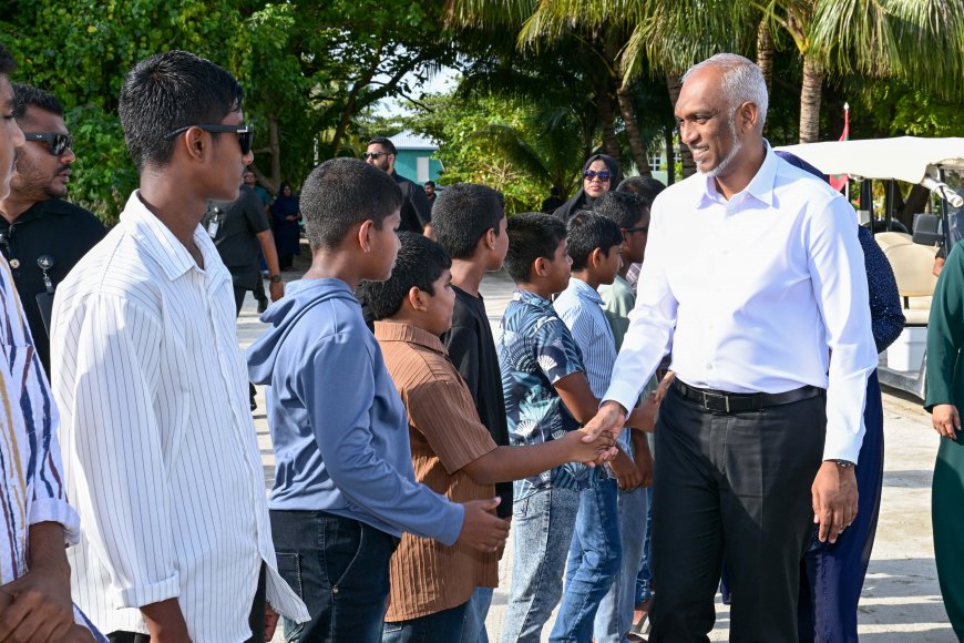 ޤައުމީ ދުވަހުގެ ރަސްމީ ހަރަކާތްތަކުގައި ބައިވެރިވެވަޑައިގަތުމަށް އުތީމަށް ކުރެއްވި ދަތުރުފުޅު ރައީސުލްޖުމްހޫރިއްޔާގެ ދެކަނބަލުން ނިންމަވާލައްވައިފި