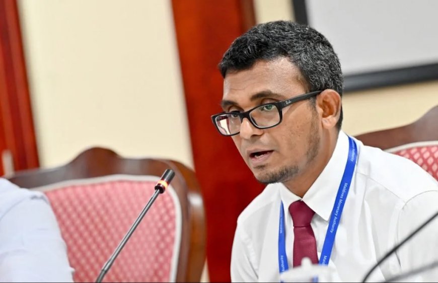 އެތެރޭގެ މުޢާމަލާތްތަކުގައި ހަމައެކަނި ރުފިޔާ ބޭނުންކޮށް ތަންފީޒުކޮށްފިނަމަ ޑޮލަރުގެ މައްސަލައަށް ދާއިމީ ޙައްލެއް ލިބިދާނެ: ގަވަރުނަރު މުނައްވަރު