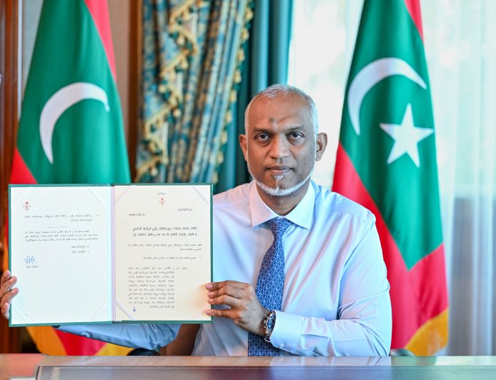 ދިވެހިރާއްޖޭގެ އިދާރީ ދާއިރާތައް ލާމަރުކަޒީ އުޞޫލުން ހިންގުމުގެ ޤާނޫނަށް 19 ވަނަ އިޞްލާޙު ގެނައުމުގެ ބިލު ރައީސުލްޖުމްހޫރިއްޔާ ތަޞްދީޤުކުރައްވައިފި