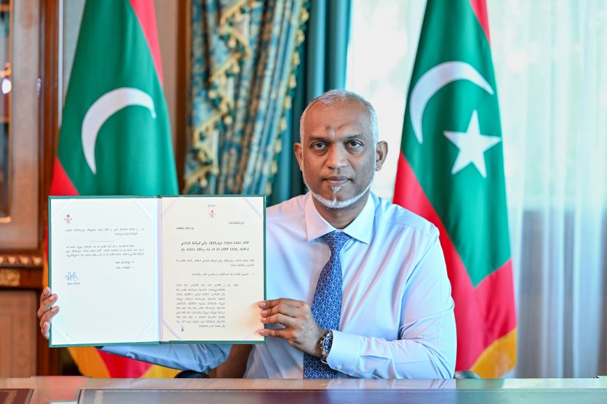 ދިވެހިރާއްޖޭގެ އިދާރީ ދާއިރާތައް ލާމަރުކަޒީ އުޞޫލުން ހިންގުމުގެ ޤާނޫނަށް 19 ވަނަ އިޞްލާޙު ގެނައުމުގެ ބިލު ރައީސުލްޖުމްހޫރިއްޔާ ތަޞްދީޤުކުރައްވައިފި