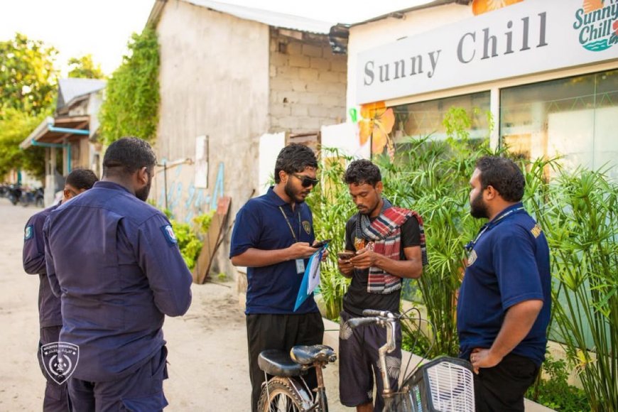 ގަވާއިދާ ޚިލާފަށް އުޅޭ ބިދޭސީން ހޯދަން ތޮއްޑޫގައި ހިންގި އޮޕަރޭޝަނުން 107 މީހަކު އިމިގްރޭޝަންގެ ބެލުމުގެ ދަށަށް