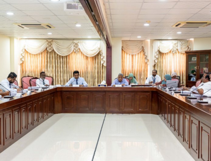 މުސާރައިގެ ކަންބޮޑުވުންތަކާ ގުޅިގެން ޕޭ ކޮމިޝަން މާލިއްޔަތު ކޮމިޓީއަށް ހާޒިރުކުރަނީ